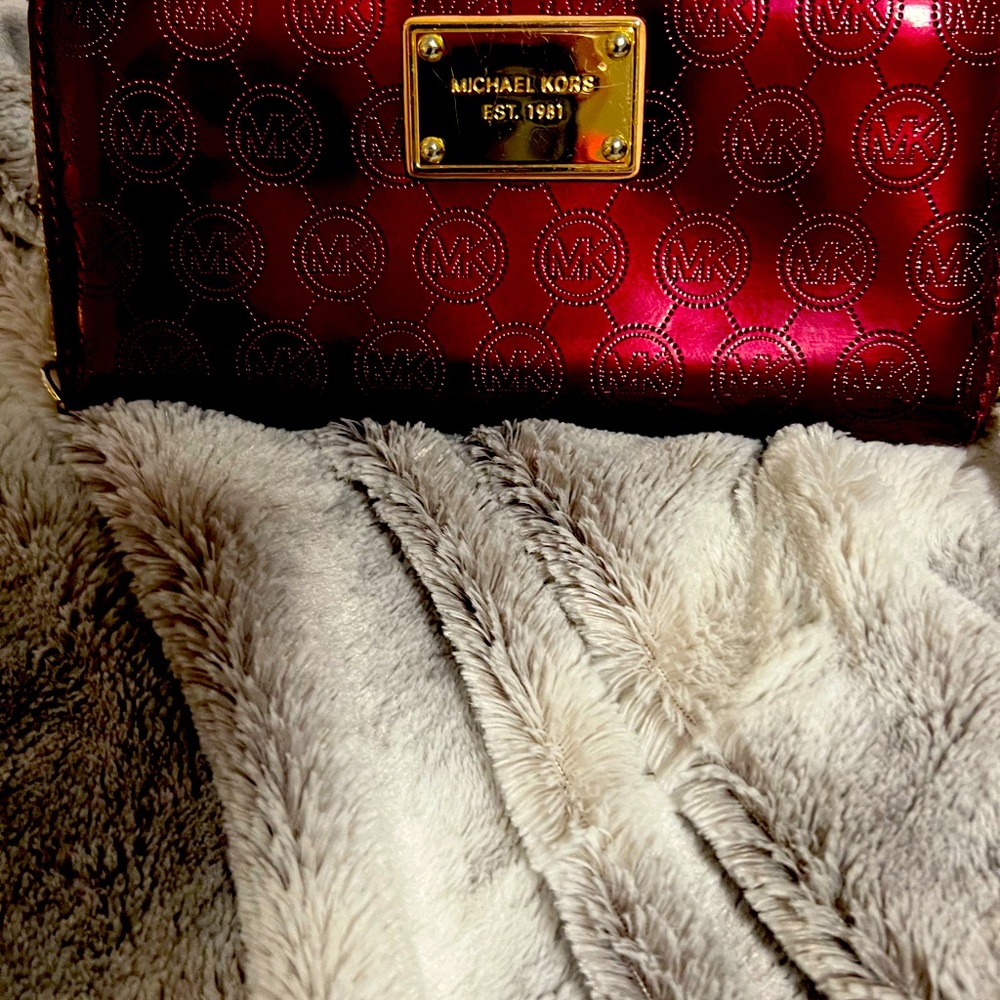 Michael Kors wallet very beautiful piece no rips no flaws.